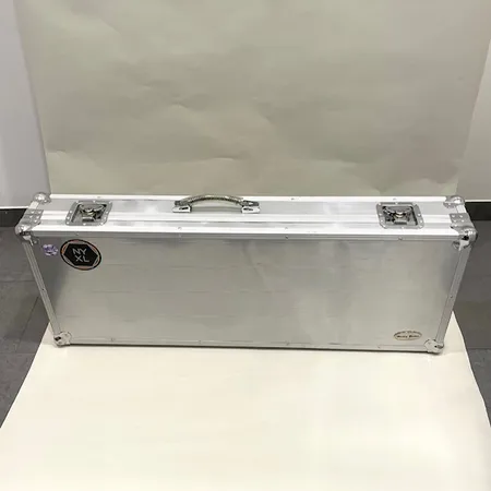Hårt fodral, Harley Benton, längd 180cm, höjd 42cm, med klistermärken, smärre bucklor, bruksslitage, plektrum från Fender samt elgitarrsträngar från D'Addario medföljer Vikt: 0 g Skickas med Bussgods eller PostNord