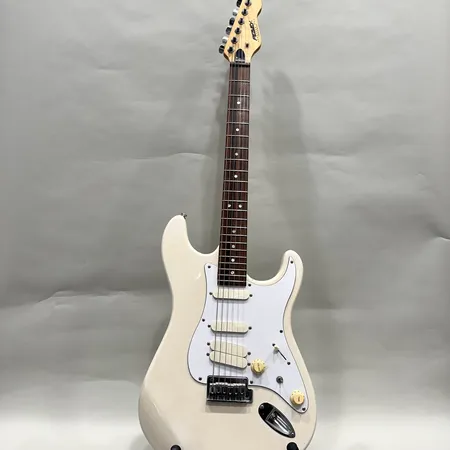 Elgitarr Peavey Predator AX, Crafted in the U.S.A., serie-nr: 06707418, repor, stötmärken, ytslitage, nedersta micken defekt, mjukt fodral Skickas med Bussgods eller PostNord