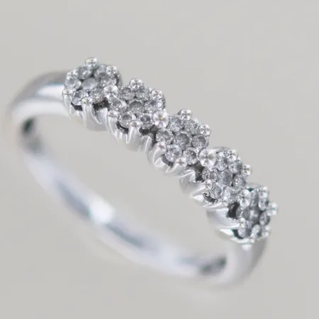Ring med 35st diamanter Wesselton 0,10ct st  Ø 17,5 mm B 4,07 mm.18k GHA  Vikt: 3,6 g