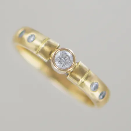 Ring allians från Shalins, 5 diamanter, Ø 15 mm B 4 mm , 18k, graverad Vikt: 3,3 g
