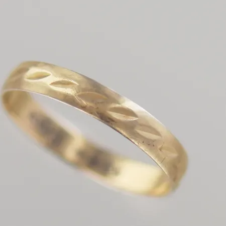 Ring Schalins, Ø 19 mm, bredd 3,6 mm, graverad, 18K Vikt: 2 g