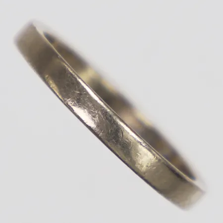 Ring, slät, stl 17¼, bredd 2,4mm, vitguld, omrodinering behövs, gravyr, 18K  Vikt: 3,1 g