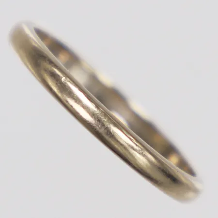 Ring, slät, stl 16¾, bredd 2,1mm, vitguld, omrodinering behövs, gravyr, 18K  Vikt: 2,1 g