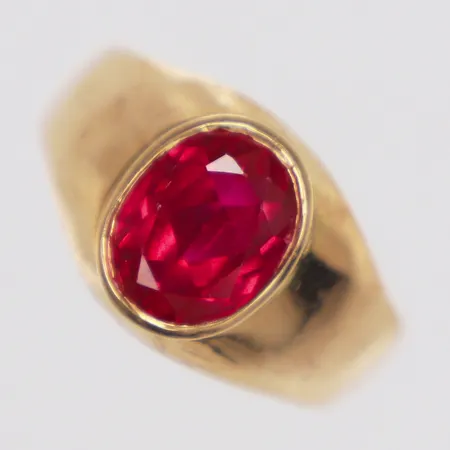 Ring, röd sten, stl 18¼, bredd 3-11,7mm, 14K  Vikt: 3,7 g