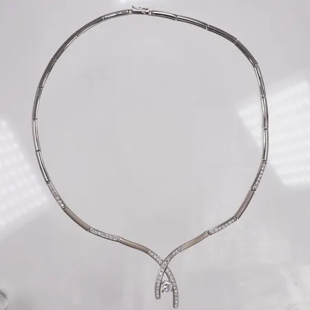 Collier, vita stenar, ca 42cm, halvstel, vitguld, 18K  Vikt: 27,3 g