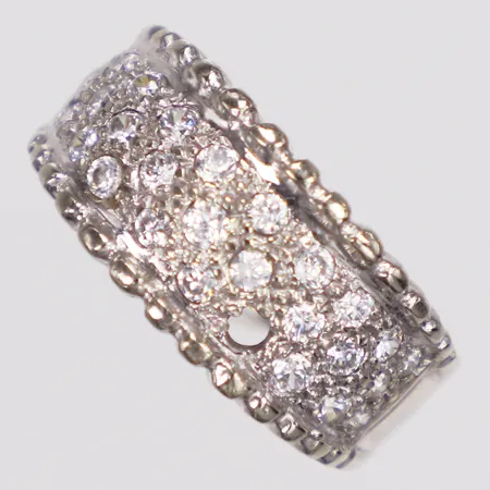 Ring, vita stenar, stl 18¼, bredd 5,6-11mm, vitguld, sten saknas, repor, 14K  Vikt: 8,6 g