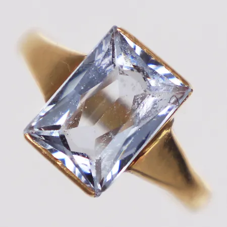 Ring, vit sten, Johansson & Co, stl 17¼, bredd 2,8-11,5mm, 18K  Vikt: 4,5 g