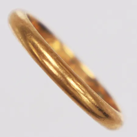 Ring, slät, stl 19¼, bredd 3mm, gravyr, 18K  Vikt: 4,5 g