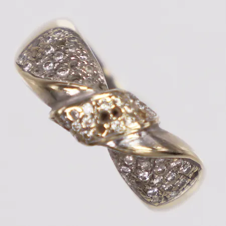 Ring, vita stenar, italienska stämplar, stl 16¾, bredd 4-6mm, vitguld, omrodinering behövs, stenar saknas, 18K  Vikt: 6,3 g