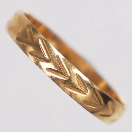 Ring, dekor, Schalin, stl 19½, bredd 3,4mm, gravyr, 18K  Vikt: 1,9 g