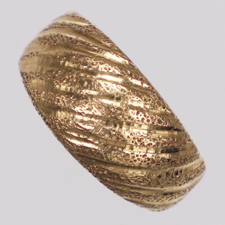 Ring, stl ca 17, bredd 2-9,5mm, bucklig skena, 14K  Vikt: 4,1 g