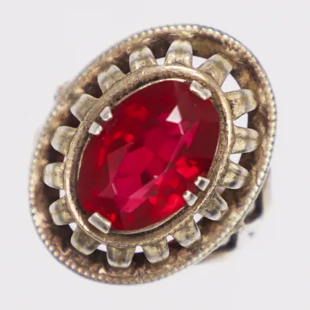 Ring, röd sten, stl 17¼, bredd 3-24,5mm, 875/1000 silver Vikt: 7,4 g