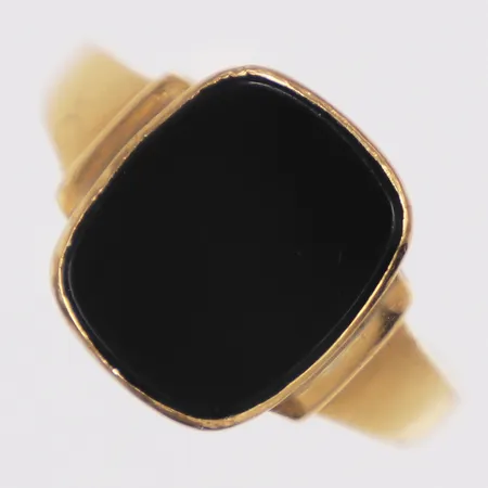 Ring, onyx, stl 20½, bredd 1,6-14mm, skev, 18K  Vikt: 4,7 g