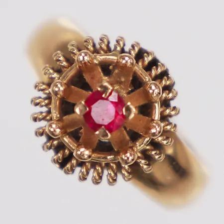 Ring, röd sten, stl 16¾, bredd 4-11,8mm, 18K  Vikt: 4 g