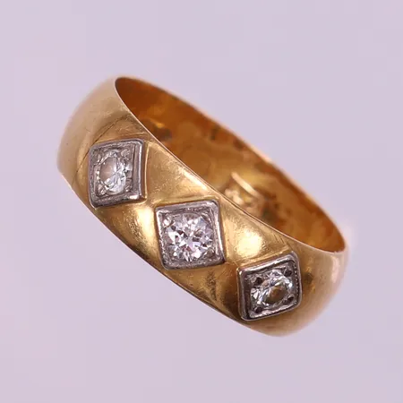 Ring med diamanter ca 3x0,10ct, stl 17½, bredd 6,7mm, gravyr. 18K  Vikt: 5,9 g