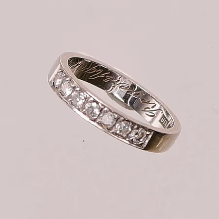 Ring, diamanter 7x ca 0,04ct, Ø17, bredd:3mm, gravyr vitguld 18K 3,7g.