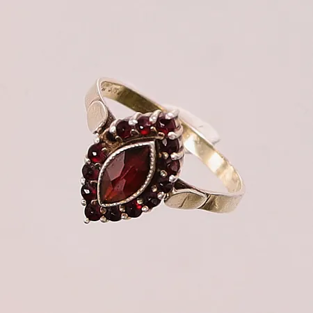 Ring, granater, Ø17¾, skev, saknar en sten, 830/1000 Silver 2,5g.