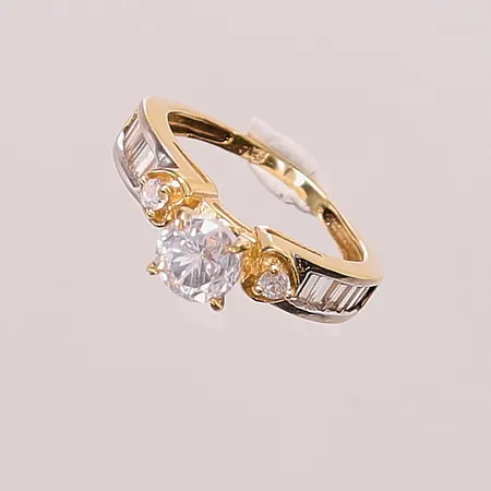 Ring, Ø16¾, bredd:5mm, vita stenar, 18K 3,9g.