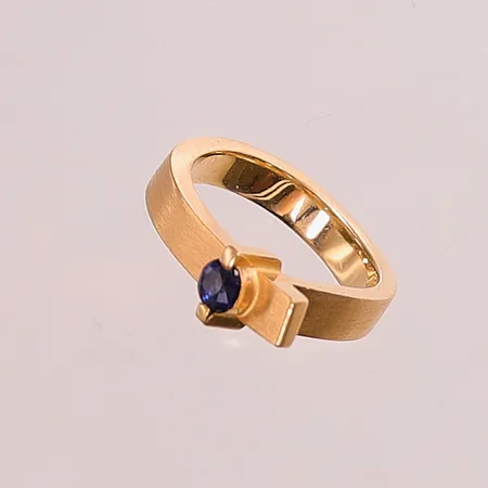 Ring, Ø15½, bredd:4mm, blå sten, 18K 7,3g.