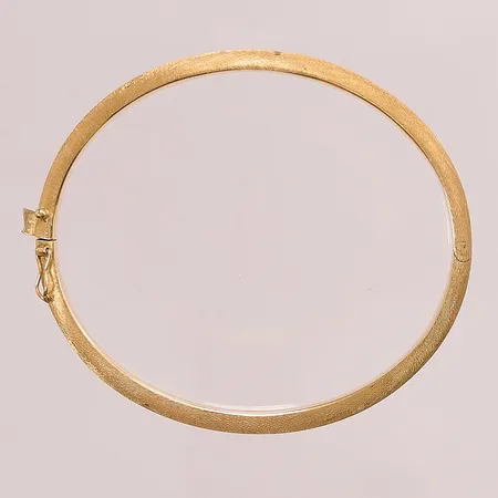 Armring, satinerad yta, öppningsbar, 62x53cm, bredd:6mm, 18K 13,5g.