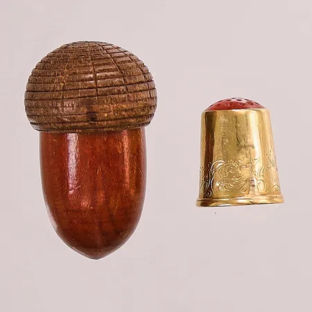 Fingerborg, karneol, höjd 19mm, B5=1856, etui i form av ekollon, 18K 3,1g.