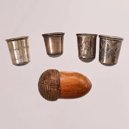 4 Fingerborgar, 1 etui i form av ekollon, defekt, 830/1000 Silver 12,5g.