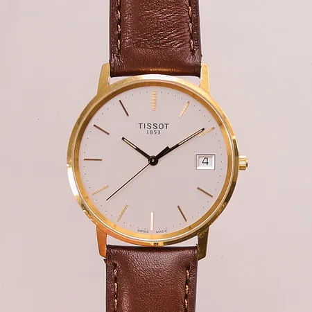 Herrur Tissot, 18K, 33,5mm, quartz, går ej, graverad "För nit och redlighet i rikets tjänst", bruttovikt 29,5g.