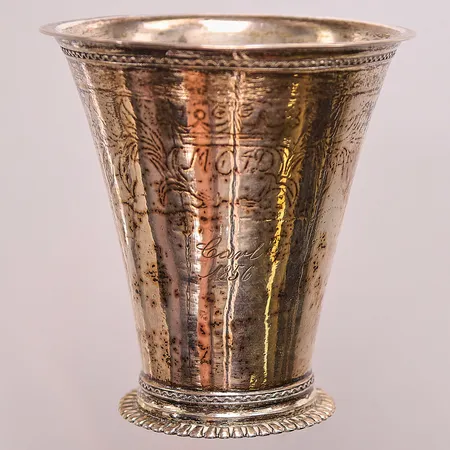 Pokal höjd 8cm, Ø7,5cm, förgylld insida, dekor av blommor, graverad med namn samt 1856, 830/1000 Silver 71,8g.