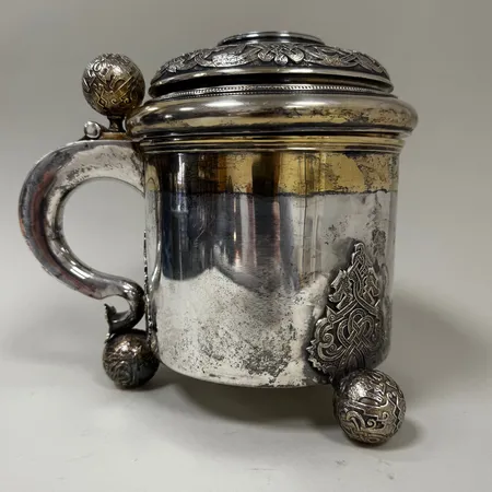 Ölstop på kulfötter, Karl Anderson 1897, barock stil, förgylld insida, punsad dekor, monogramgravyr på lock, höjd ca 20cm Ø17cm, 830/1000 Silver 903,2g. Skickas med postpaket.