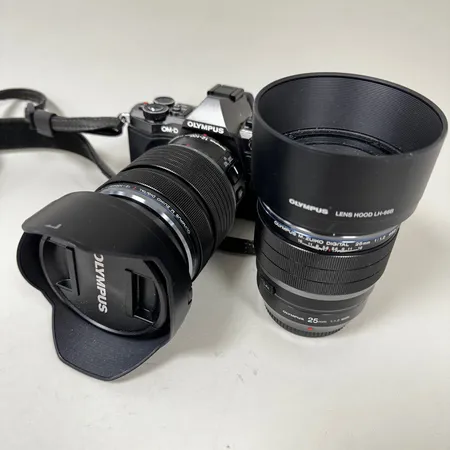1 Kamera Olympus OM-D E-M5II, nr BHFA07795, 1 Objektiv Olympus M. Zuiko Digital Digital 12-100mm f/4,0 ACC229018, 1 Objektiv Olympus M. Zuiko Digital 25mm f1:1,2 348008603, laddare, väska. Skickas med postpaket.