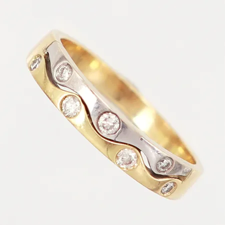 Ring med diamanter 3x0,03ct, 4x0,01ct, stl 17½, bredd: 3-4mm, GHA, spricka i skena, 18K Vikt: 3,6 g