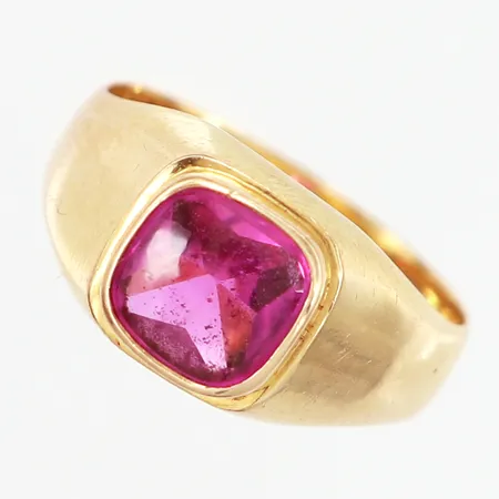Klackring med sten, troligtvis syntetisk safir, stl 18, bredd: 4,5-9,5mm, gravyr, 18K  Vikt: 4,6 g