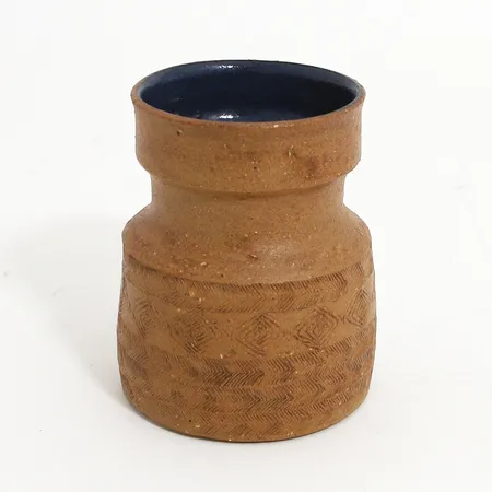 Vas i keramik, blå glaserad insida, signerad  Signe Persson Melin, höjd: 11,5cm, Ø8-9,9,5cm