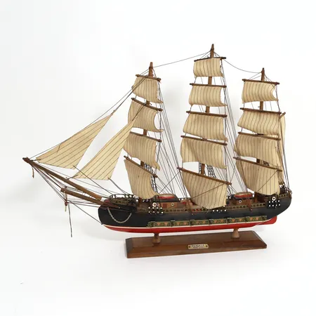 Modellskepp "Fragata Siglo XVIII", trä, längd: 70cm, höjd: 50cm, mindre defekter förekommer, 1900-tal. Specialfrakt, kontakta pantbankskontoret för mer information.