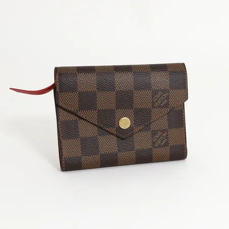 Plånbok, Louis Vuitton, Victorine Damier Ebene canvas, 12x9,5x2,5cm, sex kortfack, sedelfack, myntfack med dragkedja i gulmetall, nyskick