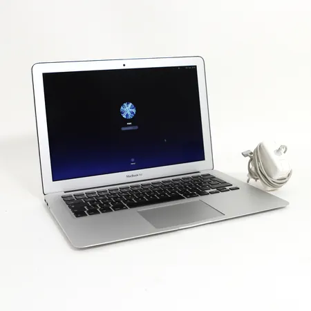 1 bärbar dator Apple Macbook Air, 1,6 Ghz Dual core Intel core i5, Minne: 4gb 1600 Mhz DDR3, Grafik: Intel HD Graphics 6000 1536 MB, 128 GB Flash-hårddisk, laddare, slitage/repor förekommer, spricka vid skärm-gångjärn Skickas med postpaket.