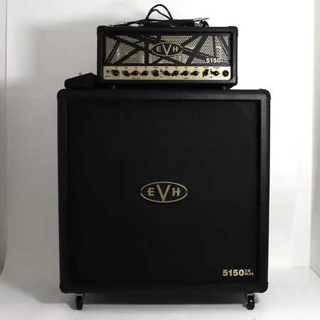 Förstärkare, EVH 5150 IIIS EL34-412ST, 74x74x36cm, En kabinett förstärkare EVH 5150III 50W EL34, En fotpedal EVH med fyra knappar, made in Mexico, Fyra hjul och kablage medföljer, SKICKAS EJ Specialfrakt, kontakta pantbankskontoret för mer information.