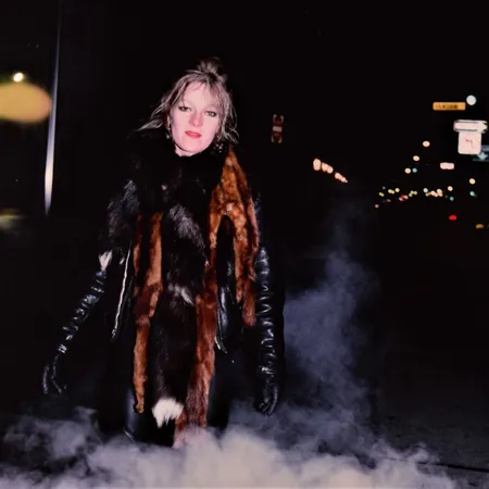 Tavla, Nan Goldin Cookie in the NY Inferno, NYC, 1985 Cibachrome print bildyta ca59x39 cm, ramad, (glas), möjligen signerad a tergo, ej examinerad ur ram Specialfrakt, kontakta pantbankskontoret för mer information.