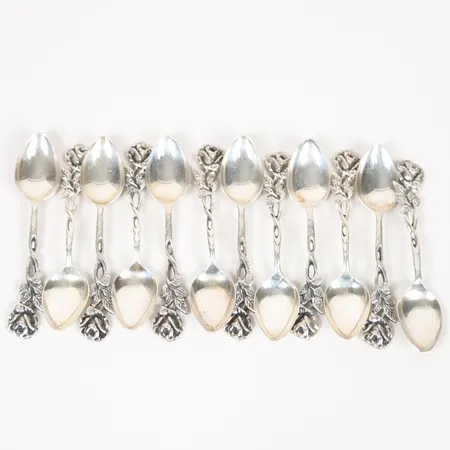 Tolv moccaskedar, dekor av rosor, GEWE, Malmö, längd 10,5cm, med etui, bruksslitage, silver. Vikt: 58,2 g Skickas med postpaket.