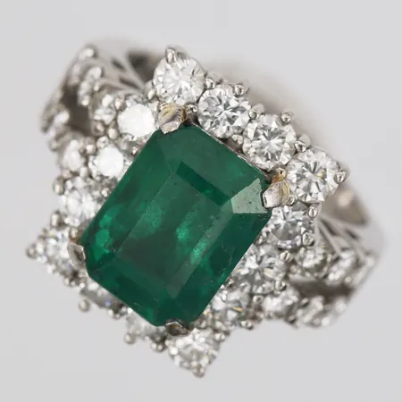 Ring med zambisk smaragdslipad smaragd, ca 5,03ct enligt gravyr, certifikat från AIGS, Thailand, briljantslipade diamanter totalt 3,58ct enligt gravyr, kvalitet ca TW-W(G-H)/VS-SI, snr: GFC21090120, stl: 17¼, platina 900/1000 Vikt: 13,5 g