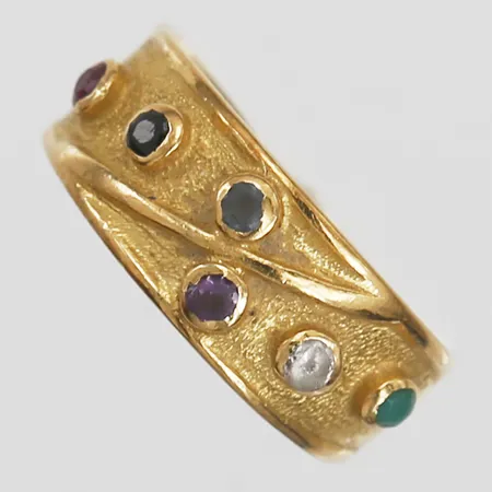 Ring med färgstenar, kraftigt slitage, stl: 16¾, 18K guld Vikt: 3 g