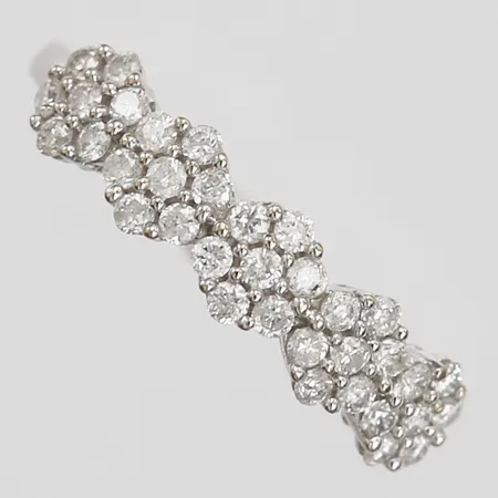 Ring med briljantslipade diamanter, 35 x ca 0,005ct, totalt ca 0,17ct, stl: 16½, 18K vitguld Vikt: 1,6 g
