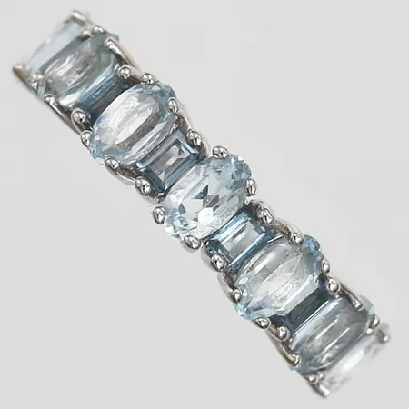 Ring med ljusblå samt mörkblå topaser, stl: 16½, silver  Vikt: 2,8 g