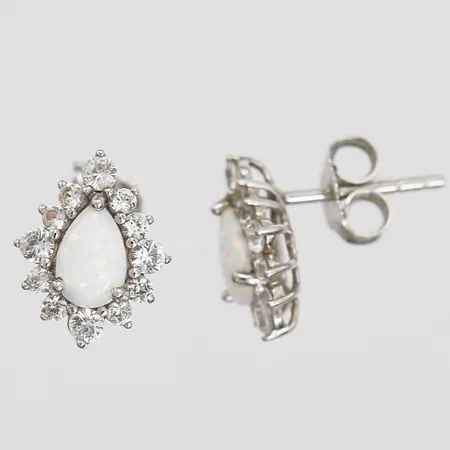 Ett par örhängen med syntetiska opaler samt vita stenar, mått ca 9 x 10mm, stift, silver Vikt: 1,3 g
