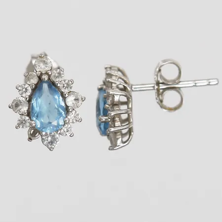Ett par örhängen med syntetiska blå stenar samt vita stenar, mått ca 9 x 10mm, stift, silver Vikt: 1,4 g