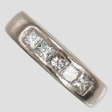 Ring med prinsesslipade diamanter totalt 0,84ct, kvalitet TW/VVS, vikt samt kvalitet enligt gravyr, 18K vitguld Vikt: 12,6 g