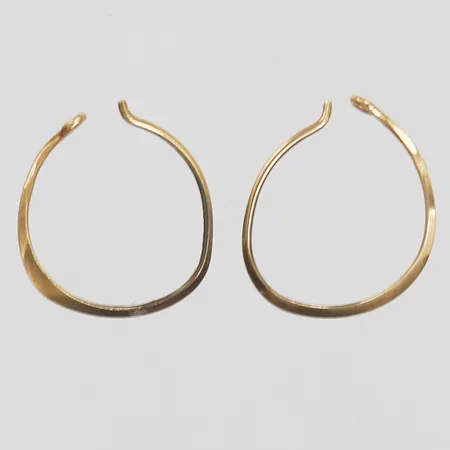 Ett par örhängen, Ø ca 12mm, skeva, 18K  Vikt: 0,3 g