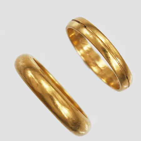 Två ringar, stl 16¾, stl15¾, bredd 4mm, bredd 3mm, gravyr, 23K Vikt: 9,8 g