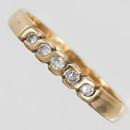 Ring med diamanter 5xca0,03ct, stl 18¾, gravyr, 18K  Vikt: 3,3 g