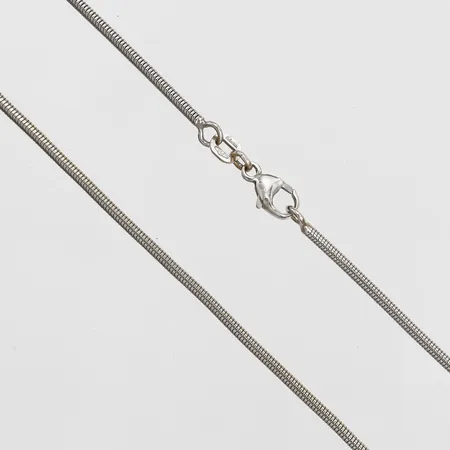Kedja, ormlänk, längd 46cm, bredd 1,5mm, tillbverkad av Balestra, Italien, 18K vitguld Vikt: 9,5 g